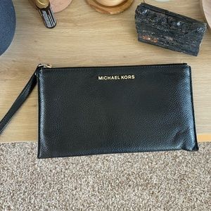 michael kors wristlet